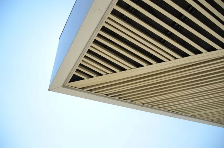 Aire d’autoroute de Saint Rambert d’Albon plafond métallique linéaire