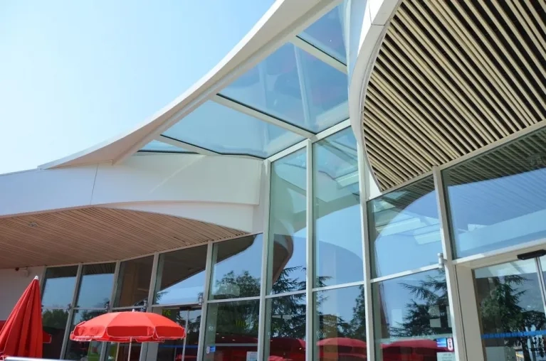 Aire d’autoroute de Saint Rambert d’Albon plafond métallique linéaire