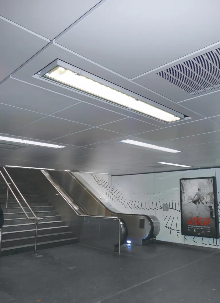 Métro de Lyon plafond métallique