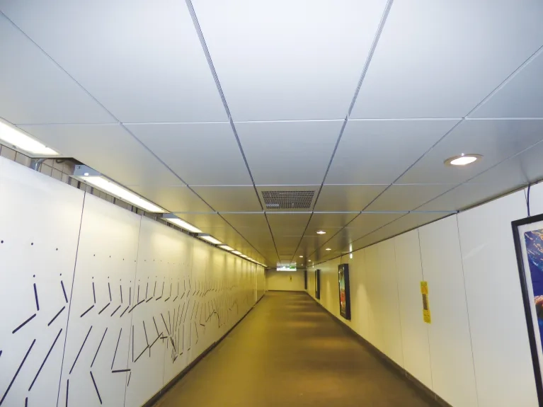 Métro de Lyon plafond métallique