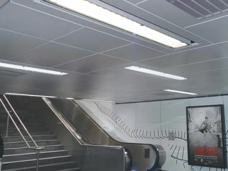 Métro de Lyon Plafond Métallique