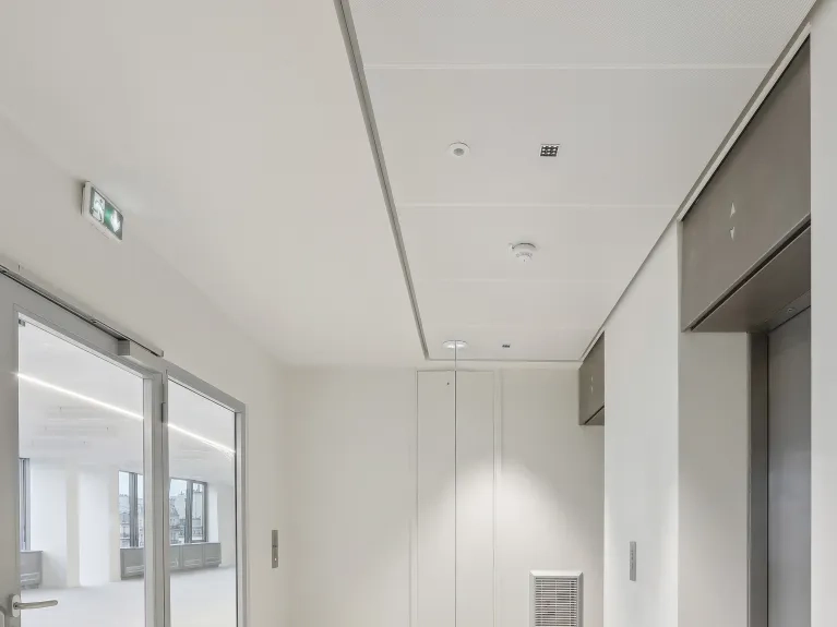 plafonds-autoportants-pour-circulations_plafond-accroche-sur-profils-de-rives-cachés