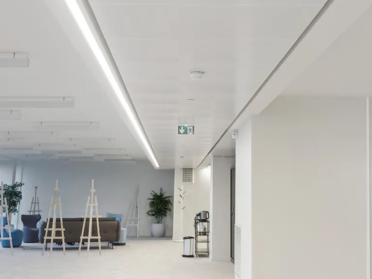 plafonds-autoportants-pour-circulations_plafond-ouvrant-sur-profils-de-rives-cachés