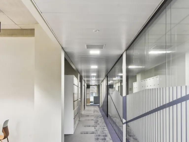 plafonds-autoportants-pour-circulations_plafond-posé-sur-profils-de-rives-apparents