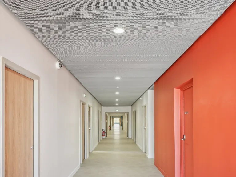 Ecole couloir - Métal déployé - Plafometal