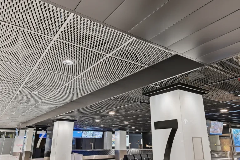 Aéroport de Mulhouse - métal déployé MESH - Autoportants circulations - PLAFOMETAL
