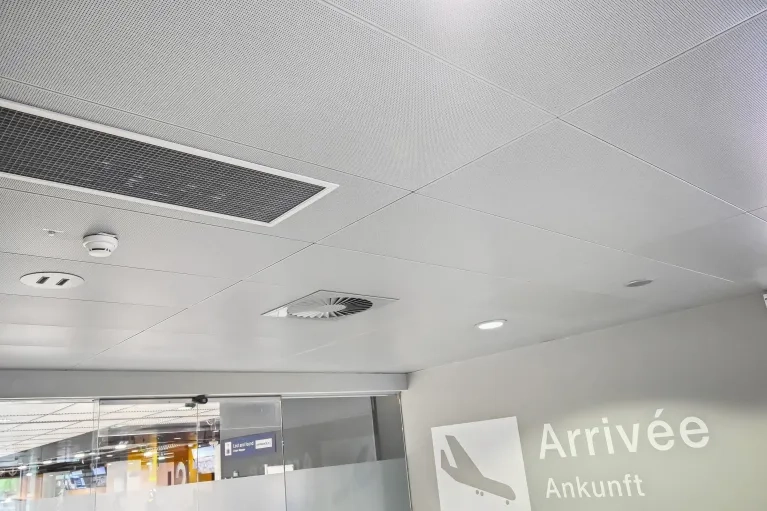 Aéroport de Mulhouse - Bacs Horus sur ossatures cachées - PLAFOMETAL