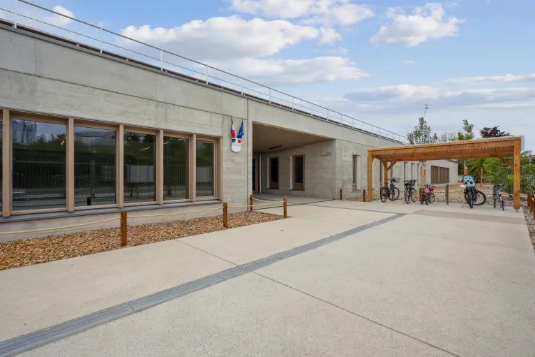 Groupe scolaire les Genêts - Extérieur - PLAFOMETAL 