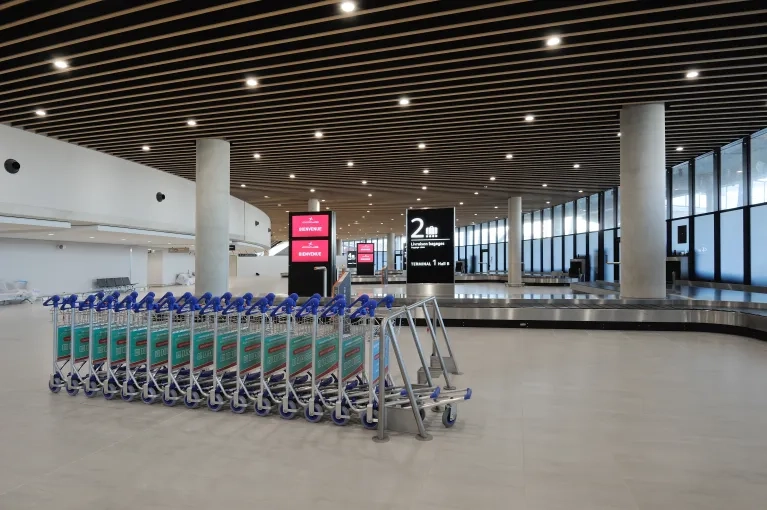 plafometal-baffle-aeroport-lyon-saint-exupery.jpg