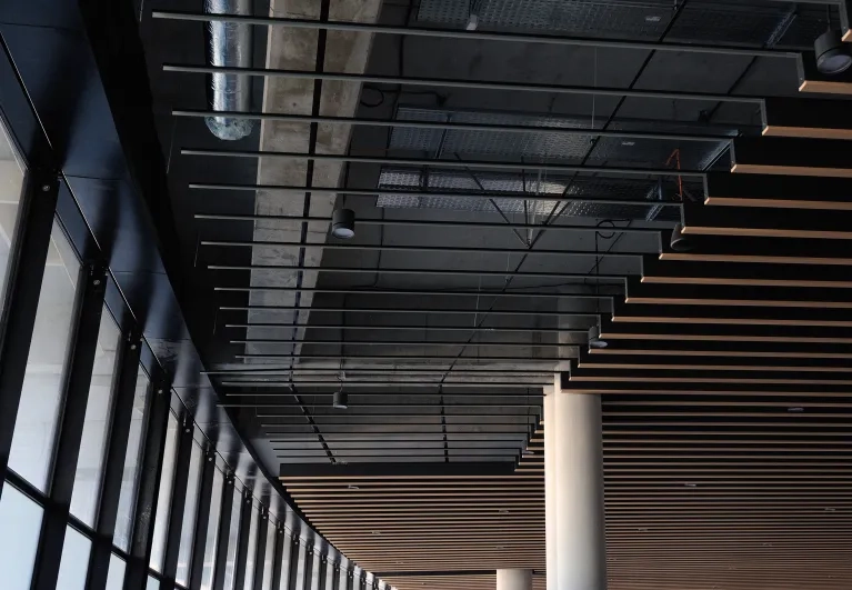 plafometal-saintexupery-airport-lyon-baffle.jpg